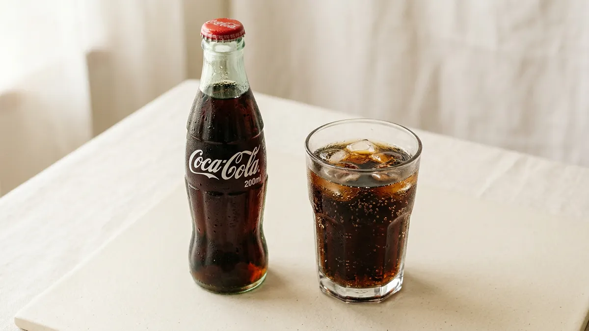 Botella de Coca-Cola sobre fondo blanco