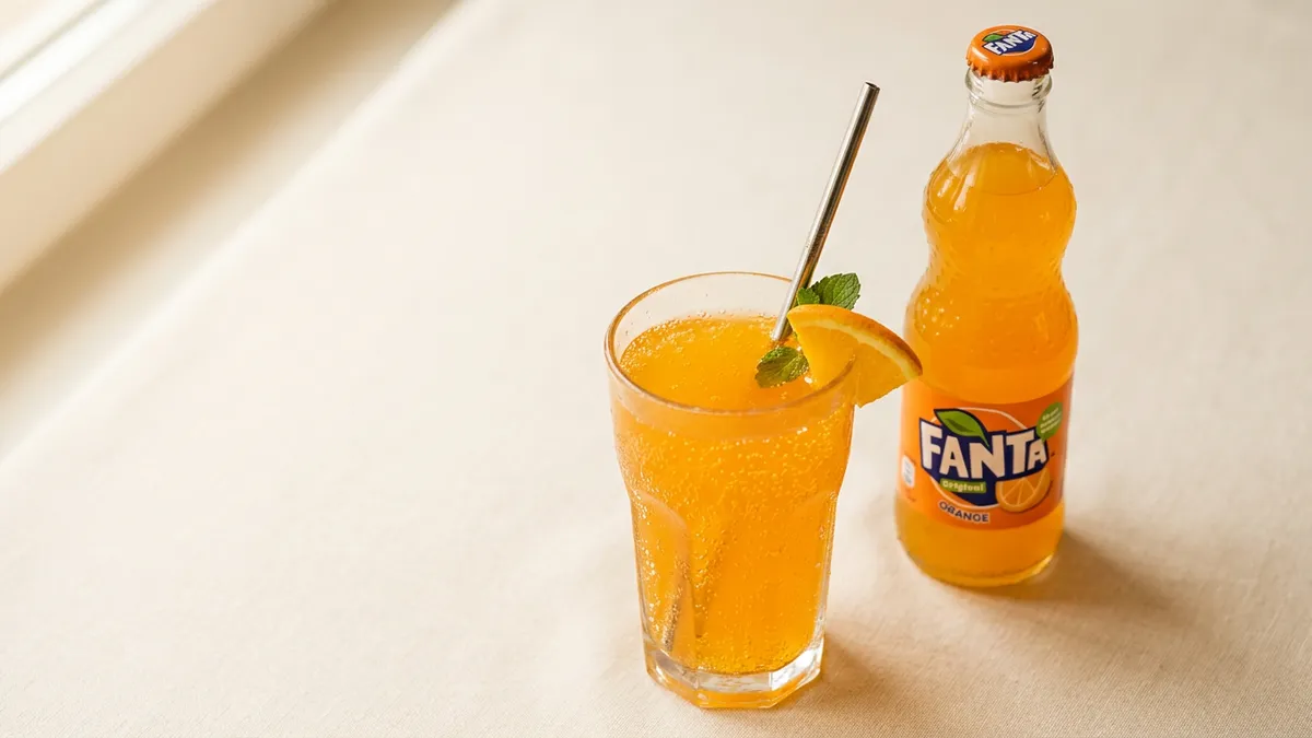 Botella de Fanta sobre fondo blanco