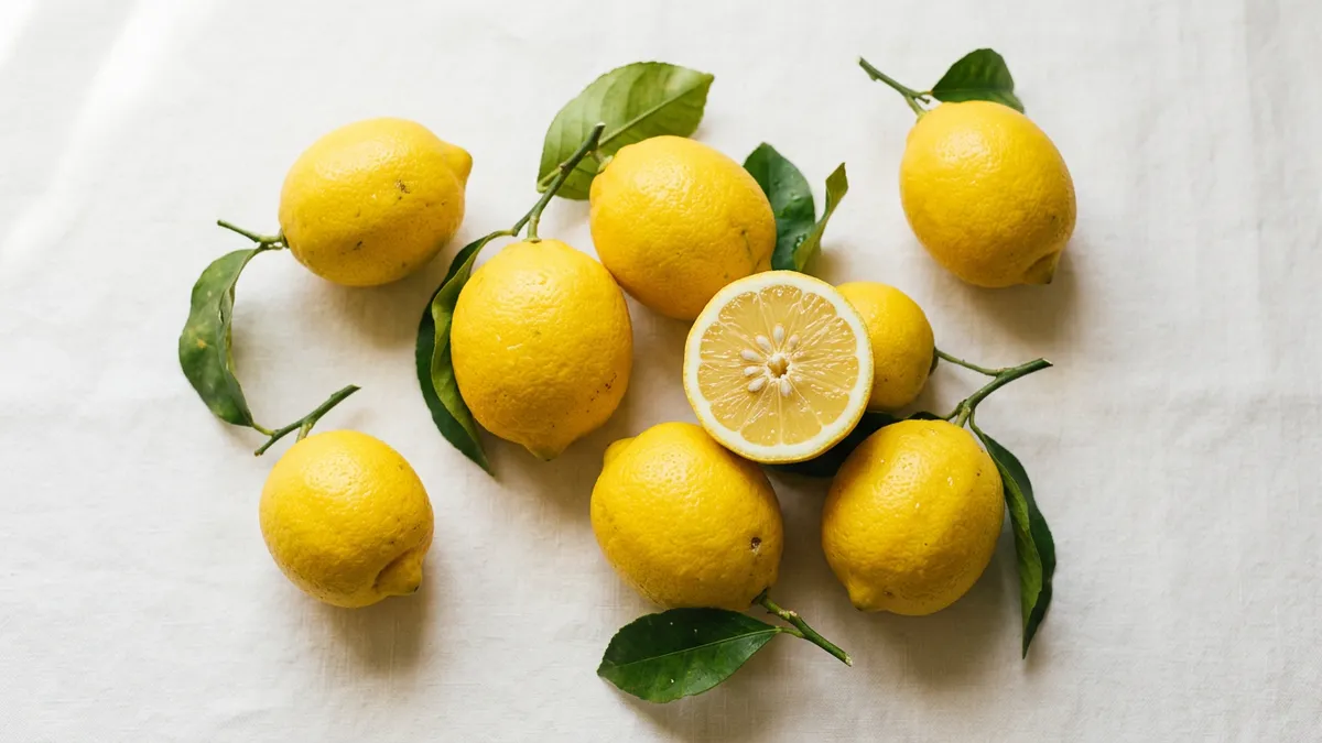 Limones frescos sobre fondo blanco