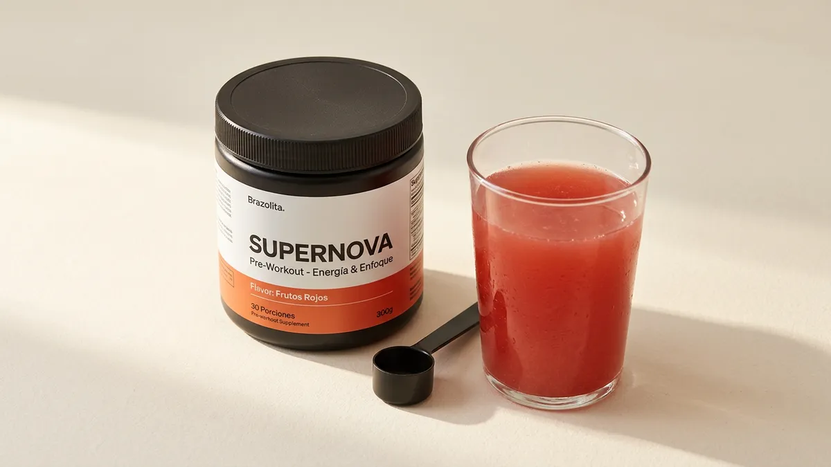 Bote de suplemento de pre workout sobre fondo blanco